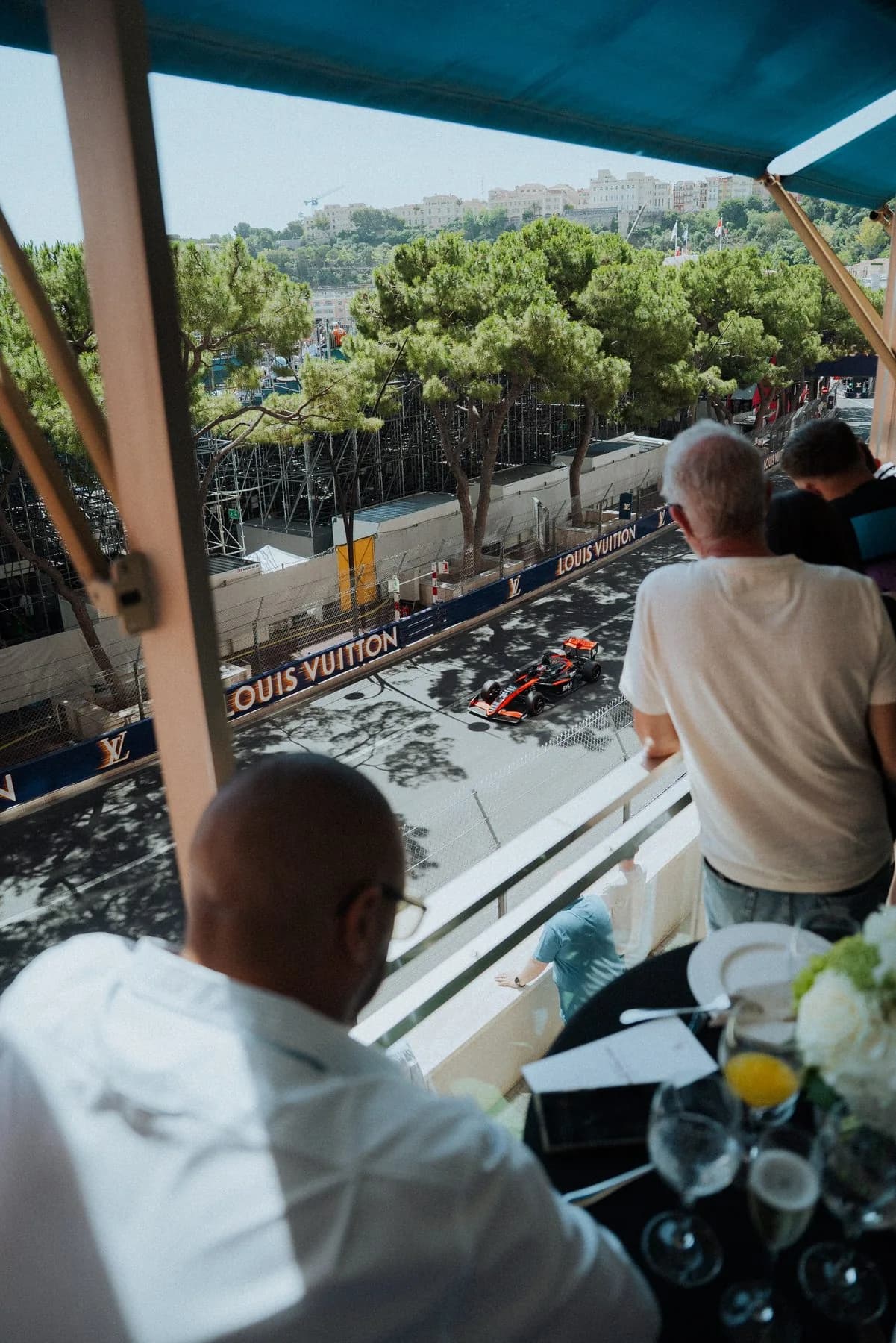 Invités suivant le passage des monoplaces depuis la terrasse Bronze Caravelle pendant le Grand Prix de Monaco