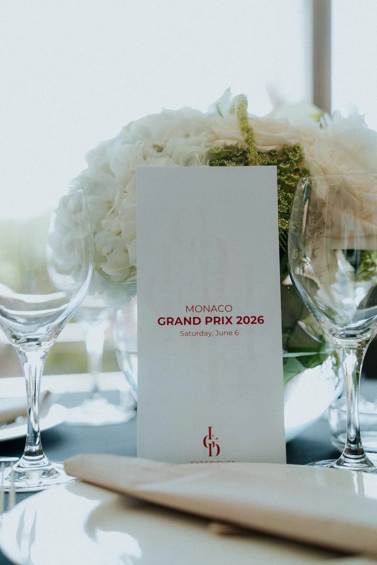 Table dressée avec fleurs sur la terrasse Bronze Caravelle pendant le Grand Prix de Monaco